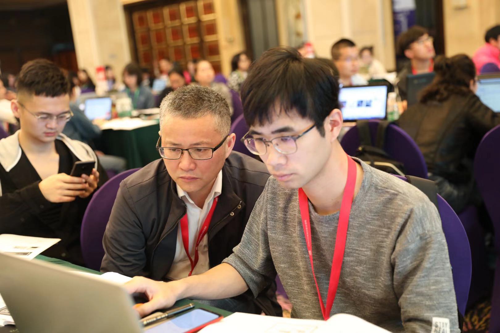 企業(yè)老板帶領(lǐng)員工共同策略布局