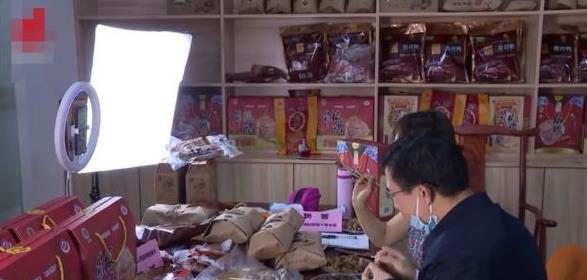 “戰(zhàn)疫助農(nóng)”吉安副縣長(zhǎng)直播賣(mài)貨推廣農(nóng)特產(chǎn)